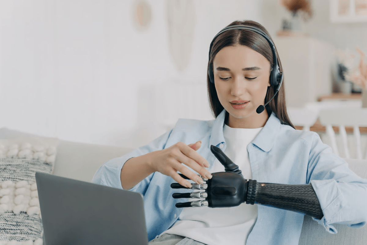 Live Chat vs. Chatbot: How to Use Both for Better Customer Service